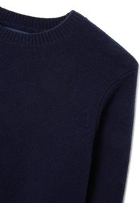 Marineblauer, gestrickter Pullover mit einem gerippten Rundhalsausschnitt und strukturiertem Stoff. Die Ärmel verjüngen sich sanft von der Schulter bis zum Bündchen. Keine sichtbaren Muster.