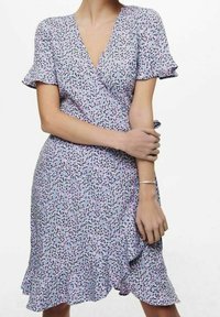 Lila Wickelkleid mit kleinem, mehrfarbigem Blumendruck, kurzen Rüsche-Ärmeln, V-Ausschnitt und einem schwingenden Rock mit Rüsche am Saum.