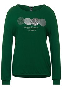 Grön långärmad skjorta i mjukt tyg. Har en rund halsringning och en central tryck med silverdetaljer och texten "choose l'amour."