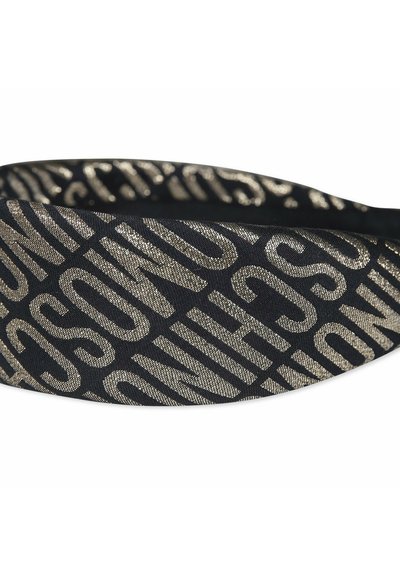 Fascia nera in tessuto con un motivo geometrico dorato metallico e una scritta in grassetto, texture liscia e bordi arrotondati.