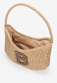 Borsa in paglia intrecciata con interno beige, forma rotonda, manico intrecciato e logo "B" impresso in marrone sul davanti.