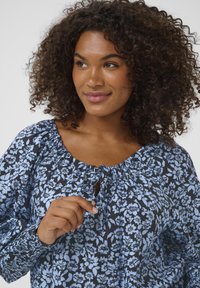 Kaffe Curve AMINA - Blouse - black windsurfer flower print