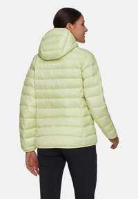 Lys grøn pufferjakke med hætte, udstyret med et quilted design og elastiske manchetter. Brandlogoet er vist på ryggen.