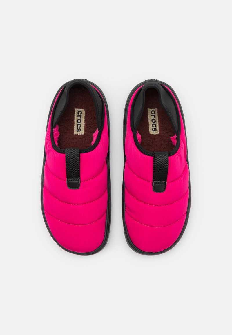 Scarpine rosa trapuntate con bordi neri e una linguetta nera sul davanti. Interno morbido e suola in gomma texturizzata.