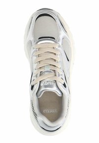 Lichtgrijze sneaker met mesh-panelen, zilveren accenten, beige veters en een gestructureerde zool. Een logo is zichtbaar op de tong.