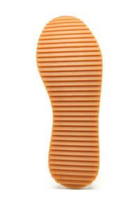 Suola di scarpa di gomma arancione con scanalature orizzontali per trazione, forma arrotondata e una superficie esterna liscia.