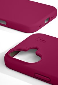 iDeal of Sweden SAFE IPHONE 17 - Handyhülle - cranberry