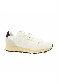 Sneaker bianco con tomaia in pelle perforata, dettagli in contrasto sul tallone di colore blu nave e suola intermedia beige. Caratterizzato da lacci piatti e accenti di logo geometrici.