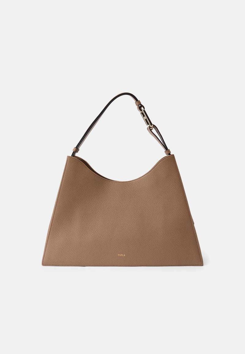 Bruine leren schoudertas met een gebogen bovenkant, textuur oppervlakte en een afneembare donkere schouderband. Gouden logo-details aan de voorkant.