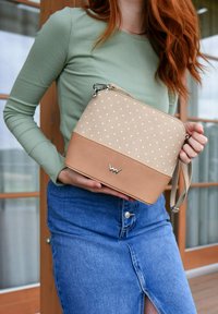 VUCH CARA DOTTY - Taška s příčným popruhem - apricot  beige