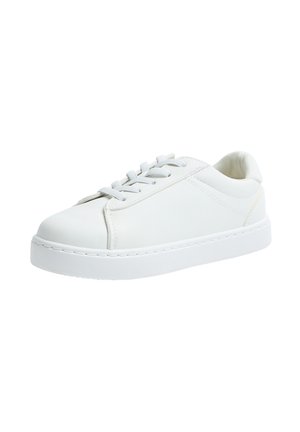 Sneaker bianco con tomaia in pelle liscia, punta rotonda e design con lacci. Presenta una spessa suola in gomma bianca e dettagli di cucitura minimi.