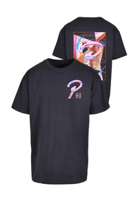 Sort bomulds t-shirt med et farverigt grafisk design på bagsiden, med et stiliseret bogstav "P" og geometriske mønstre.