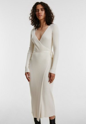 Rippiertes, langärmeliges Wickelkleid in off-white mit tiefem V-Ausschnitt und Taillenknoten, das eine schlanke Silhouette und einen wadenlangen Saum aufweist.