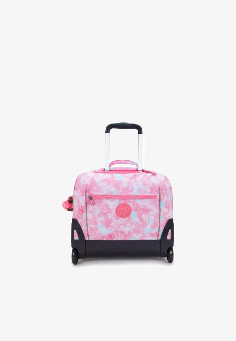 Valise à roulettes rose avec des motifs floraux et de papillons, poche zippée avant, base noire, et un petit porte-clés en peluche de singe attaché.