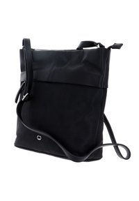 Borsa a tracolla nera realizzata in pelle testurizzata, con un pannello superiore liscio, tracolla regolabile e un sottile dettaglio del logo sulla parte anteriore.