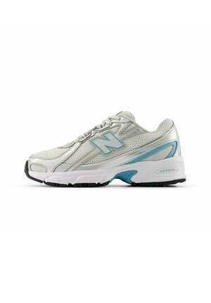 Weißer und hellblauer New Balance Laufschuh mit Mesh-Obermaterial, Schnürverschluss und gepolsterter Sohle mit der Aufschrift "ABZORB" auf weißem Hintergrund.