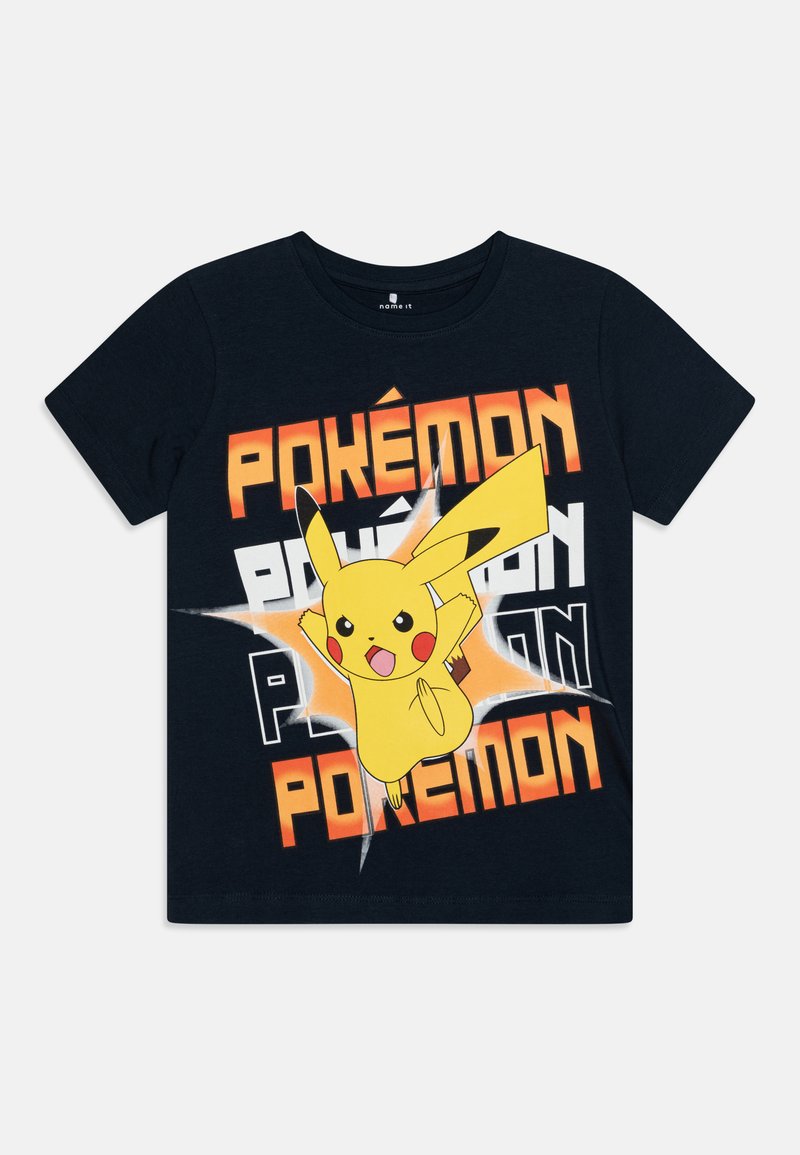 Tumši zils kokvilnas T-krekls ar lielu Pikachu grafiku, kurai ir dzeltenas, melnas un oranžas akcenti, kā arī uzraksts "Pokémon" spilgtās krāsās.