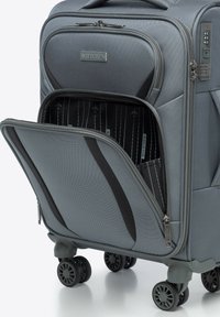 Grijze koffers met wielen en een gestructureerde afwerking, dubbele rits en een voorvak met een voering van vliegtuiggraphics. Inclusief een ingebouwde slot.