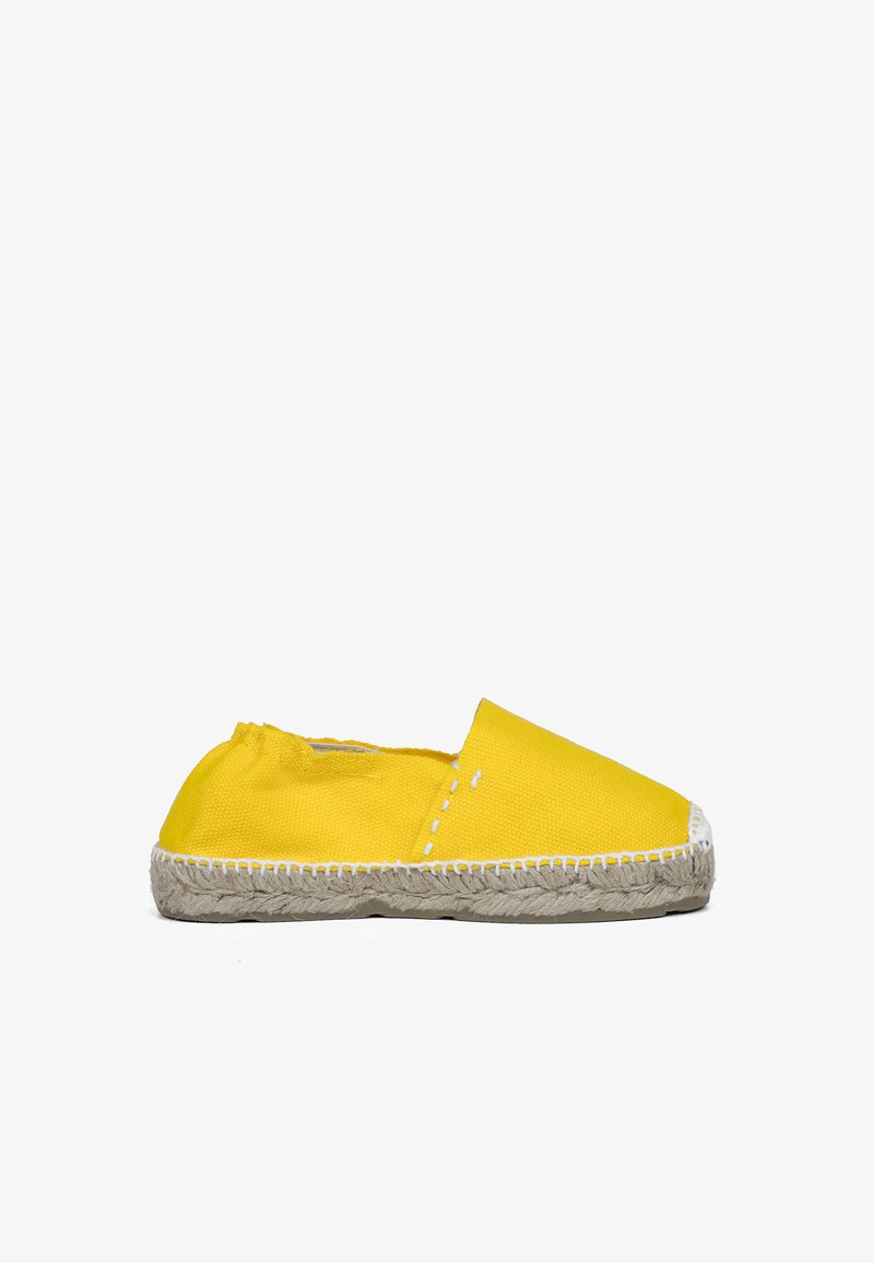 Geel canvas espadrille met een ronde neus, verstevigde stiksels en een juten touwzool. Lichtgewicht en flexibele ontwerp.