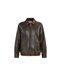 Braune Lederjacke mit Kragen, vorderem Reißverschluss, zwei Seitentaschen und ribbeltem Saum, mit einer glatten Textur.