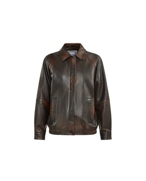 Braune Lederjacke mit Kragen, vorderem Reißverschluss, zwei Seitentaschen und ribbeltem Saum, mit einer glatten Textur.