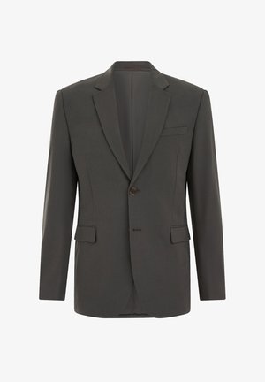 Blazer gris oscuro hecho de tela suave, con cierre de un solo botón, solapas con muesca y dos bolsillos frontales. Diseño limpio y ajustado.