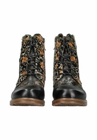 Stivali ankle neri e marroni con dettagli a motivo floreale, hardware metallico e design con lacci. Presentano una superficie testurizzata e una suola in legno.