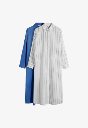 Vestiti camicia a maniche lunghe, uno bianco con strisce verticali nere e uno blu tinta unita, mostrati sovrapposti su sfondo bianco.