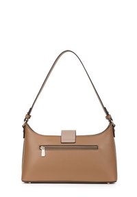 Brązowa skórzana torba na ramię o zaokrąglonym kształcie, z płaską klapą na górze, przednią kieszenią na zamek błyskawiczny oraz długim paskiem na ramię.