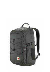 Sac à dos gris foncé de forme rectangulaire, avec des détails en cordon élastique sur le devant, une poche latérale, des bretelles rembourrées et un patch de logo en bas.