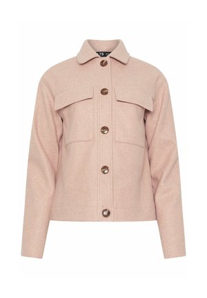 Veste en laine rose clair avec cinq boutons marron et deux poches poitrine à rabat, avec un col classique et des manches longues.