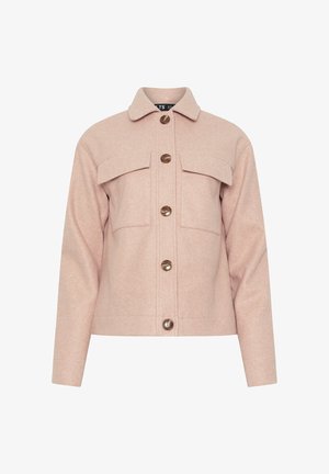 Veste en laine rose clair avec cinq boutons marron et deux poches poitrine à rabat, avec un col classique et des manches longues.