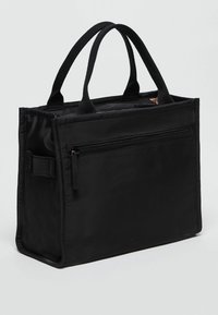 Borsa a tracolla in nylon nero con doppi manici corti, tasca con zip sul davanti, forma strutturata e superficie liscia.