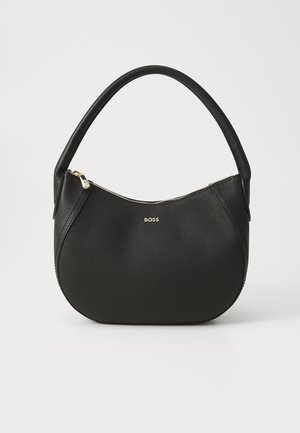 Borsa a tracolla in pelle nera con forma arrotondata e un manico superiore singolo. Presenta una chiusura con zip e un sottile logo dorato sul davanti.