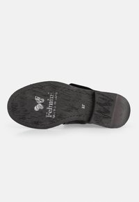 Suela de sandalia negra con goma texturizada, que presenta un estampado de logo y tamaño "37". El diseño incluye un tacón redondeado y patrones de desgaste.