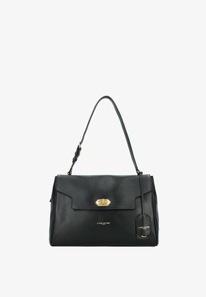 Sac à main en cuir noir avec un design structuré, des accessoires en or et une étiquette amovible. Il dispose d'une seule bandoulière et d'une fermeture à rabat.