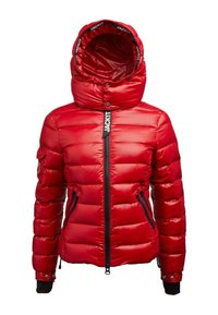 Rode pufferjack met een hoge, gevoerde kraag en een ritssluiting aan de voorkant. Beschikt over zijzakken en zwarte accenten op de ritsen en manchetten. Glad materiaal.