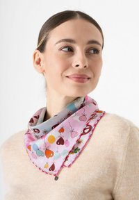 Kleurrijke zijden sjaal met een roze achtergrond met ballon- en bloempatronen. Afgewerkt met een gevlochten rand en decoratieve accenten.
