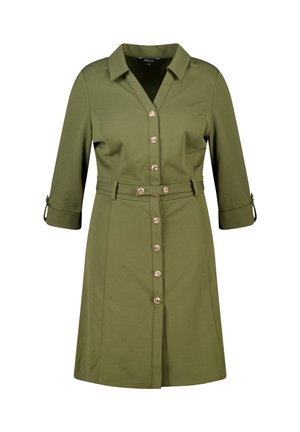 Olijfgroene hemdjurk met een knoopsluiting aan de voorkant, driekwart mouwen en een ceintuur in de taille. Voorzien van gouden knopen en een kraag.