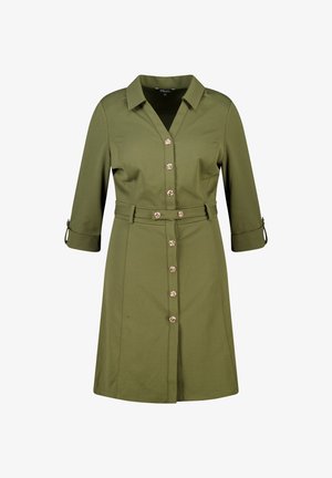 Robe chemise vert olive avec un devant boutonné, des manches trois-quarts et une taille ceinturée. Elle présente des boutons et un col en ton doré.