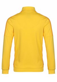 Pull-over jaune à manches longues avec un col. Présente une texture lisse, des manches ajustées et des accents orange contrastants le long des épaules.