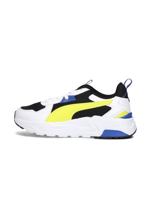 PUMA sneakers met een bovenwerk van mesh in zwart en wit, met gele en blauwe accenten, dikke witte zool en textuurdetails.
