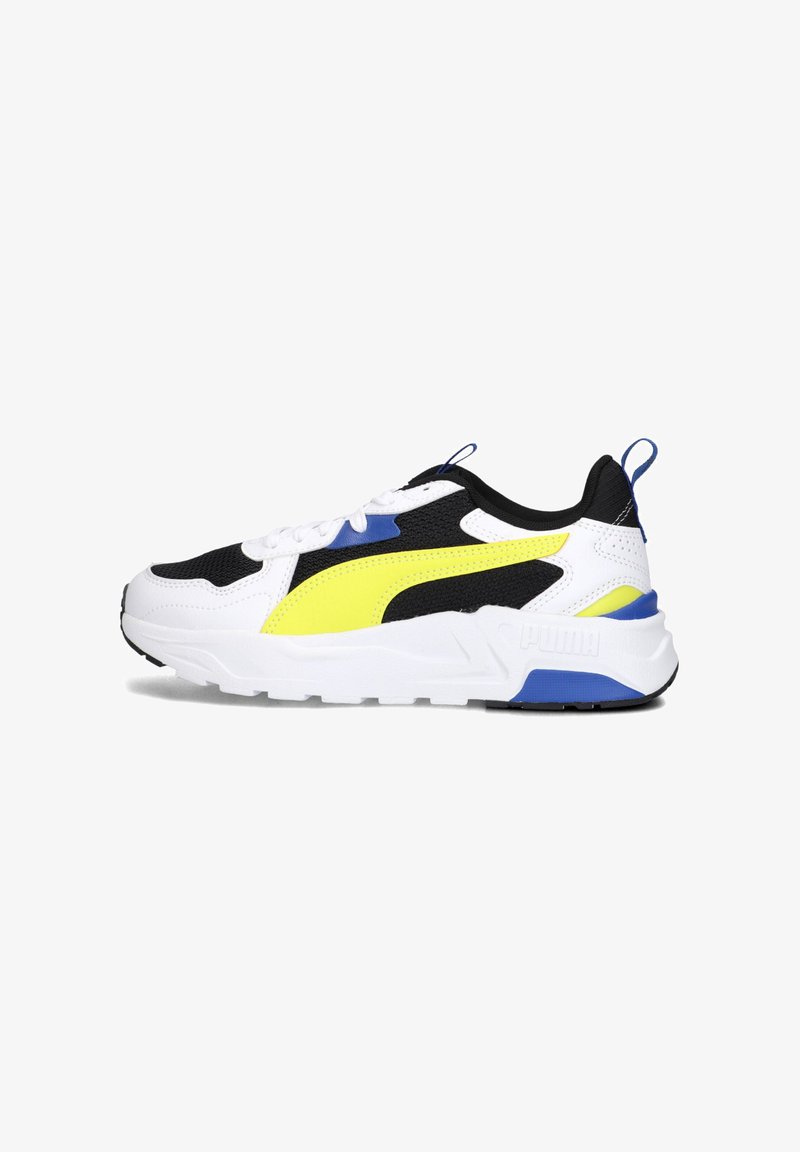 PUMA sneakers met een bovenwerk van mesh in zwart en wit, met gele en blauwe accenten, dikke witte zool en textuurdetails.