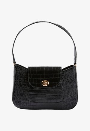 Bolso negro con relieve de cocodrilo, correa de hombro curva, bolsillo frontal con solapa y cierre de tono dorado para asegurar el contenido.
