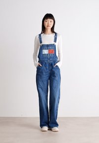 Tommy Jeans DUNGAREE - Tuinbroek - denim medium