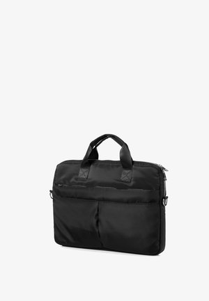 Schwarze rechteckige Laptoptasche mit zwei Griffen, Frontreißverschlusstasche und zwei offenen Fächern, dargestellt vor weißem Hintergrund.