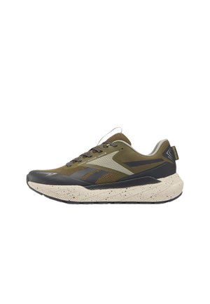 Chaussure de sport vert olive et noir avec semelle beige mouchetée, tige en mesh, fermeture à lacets et languette de talon brandée sur fond blanc.
