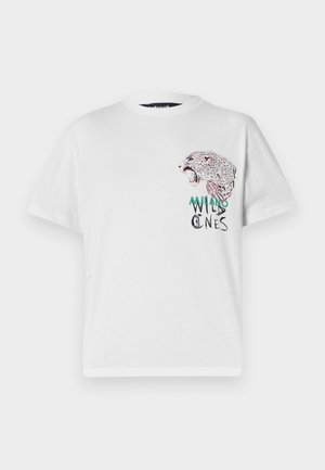 T-shirt en coton blanc avec un design imprimé léopard sur le devant, accompagné du texte "MILANO WILD ONES" en noir et accents verts. Manches courtes.
