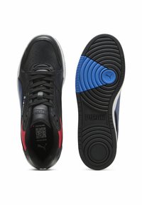 Crni Puma tenisice s crvenim i plavim akcentima, BMW Motorsport logo sa strane, pogled s vrha i potplat koji prikazuje kružni uzorak otpora s plavim detaljem.