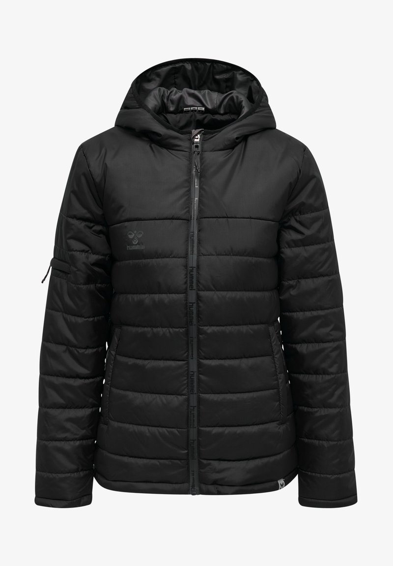 Veste matelassée noire à capuche avec fermeture éclair à l'avant, poches latérales et logo sur la poitrine et les tirettes de fermeture éclair.